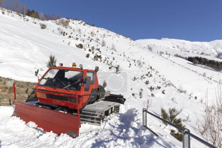 Téléchargez les photos : San Bartolomeo val Cavargna, Italie - 10 janvier 2021 : vue des dameuses à neige de la société italienne Prinoth in mountain - en image libre de droit