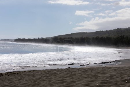 Una foto de playa con arena negra en La Reunion