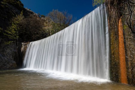Blick auf den künstlichen Wasserfall Hot Waters oder Zesta Nera nahe der Stadt Sidirokastro in Mazedonien, Griechenland