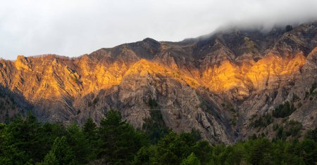 Berglandschaft mit Sonnenaufgang auf dem Berg Gramos nahe dem Dorf Plikati in Nordgriechenland