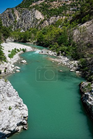 Blick auf den Fluss Arachthos im Gebiet der Tzoumerka-Berge in Epirus, Griechenland