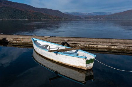 Téléchargez les photos : Bateau de pêche traditionnel en bois au lac Mikri Prespa, Grèce - en image libre de droit