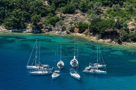 Téléchargez les photos : Divers yachts à la plage de Polis sur l'île d'Ithaka, Grèce en été - en image libre de droit