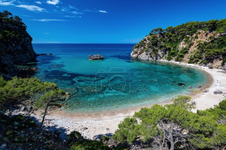 Téléchargez les photos : Vue sur la belle plage d'Alonaki en Épire, Grèce en été - en image libre de droit