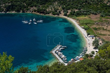 Blick auf den Strand von Polis auf der Insel Ithaka, Griechenland im Sommer