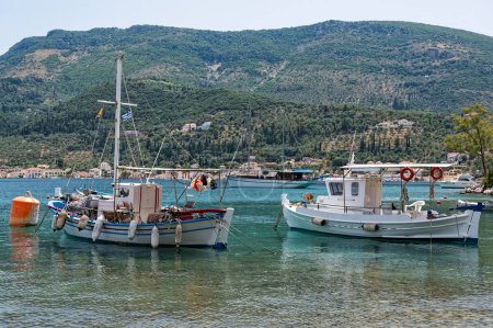 Téléchargez les photos : Bateaux de pêche traditionnels en bois sur le port de Vathy dans l'île d'Ithaka, Grèce - en image libre de droit