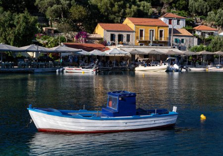 Téléchargez les photos : Divers bateaux au port de Kioni dans l'île d'Ithaka, Grèce - en image libre de droit