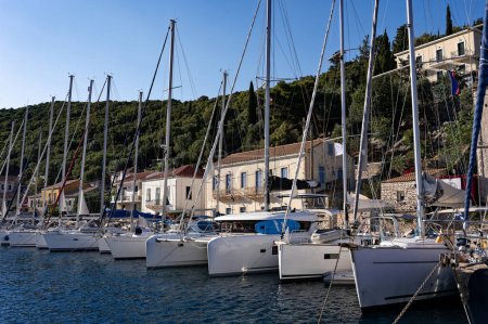 Téléchargez les photos : Divers yachts au port de Kioni dans l'île d'Ithaka, Grèce - en image libre de droit