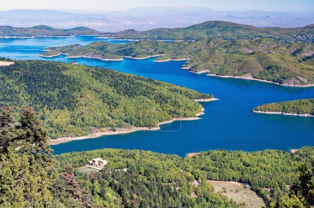 Vista del lago artificial Plastiras o Tavropos en Tesalia, Grecia  