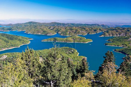 Vista del lago artificial Plastiras o Tavropos en Tesalia, Grecia  