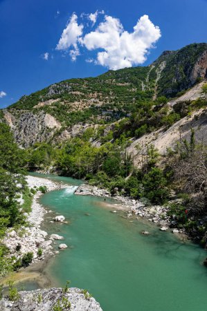 Blick auf den Fluss Arachthos im Gebiet der Tzoumerka-Berge in Epirus, Griechenland