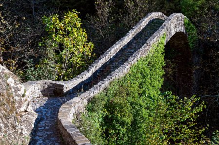 Blick auf eine traditionelle Steinbrücke im Agrafa-Gebirge in Mittelgriechenland