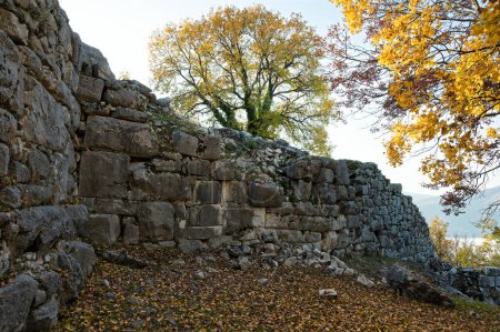 Téléchargez les photos : Une partie des murs du site archéologique du château de Kalyva en Thrace, Grèce - en image libre de droit