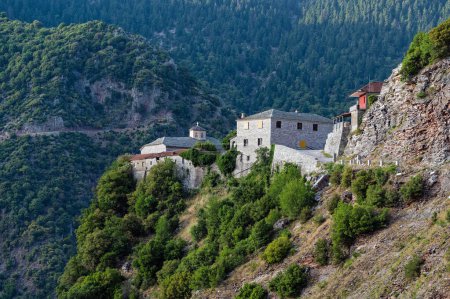 Blick auf das Agios Panteleimon-Kloster, das dem Heiligen Pantaleon geweiht ist, in der Nähe des Dorfes Asia in Thessalien, Griechenland