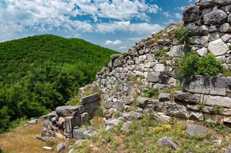 Téléchargez les photos : Une partie des murs du site archéologique du château de Kalyva en Thrace, Grèce - en image libre de droit
