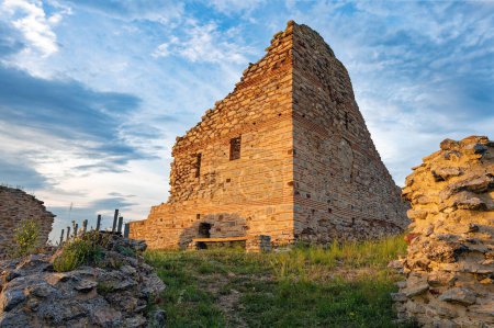 Téléchargez les photos : Ruines du château byzantin de Gynaikokastro près de la ville de Kilkis dans le nord de la Grèce au coucher du soleil - en image libre de droit