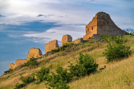 Téléchargez les photos : Ruines du château byzantin de Gynaikokastro près de la ville de Kilkis dans le nord de la Grèce au coucher du soleil - en image libre de droit