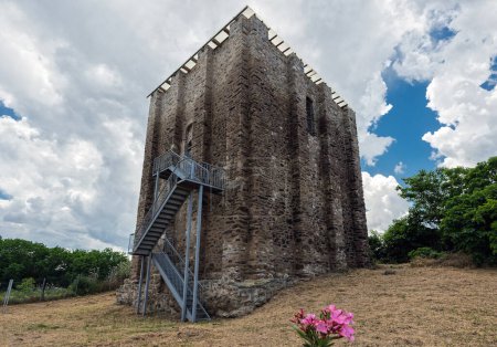 Téléchargez les photos : Tour Byzantine restaurée au village d'Agios Vasileios, près du lac Koroneia en Macédoine, Grèce - en image libre de droit