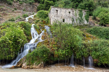 Blick auf eine traditionelle Steinwassermühle auf dem Gelände der Souli Wassermühlen in Epirus, Griechenland
