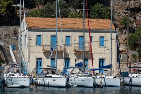 Téléchargez les photos : Divers yachts au port de Kioni à Ithaka, Grèce - en image libre de droit