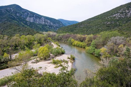 Vue sur la rivière Nestos en Macédoine, Grèce au printemps