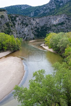 Vue sur la rivière Nestos en Macédoine, Grèce au printemps