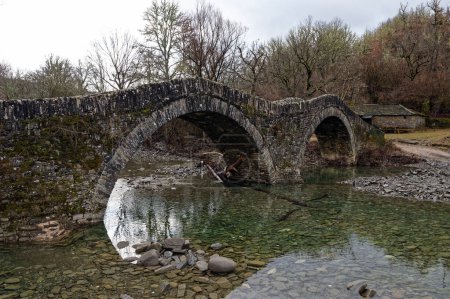 Blick auf die traditionelle steinerne Mylos-Brücke in der Nähe des Dorfes Kipi in Zagori von Epirus, Griechenland