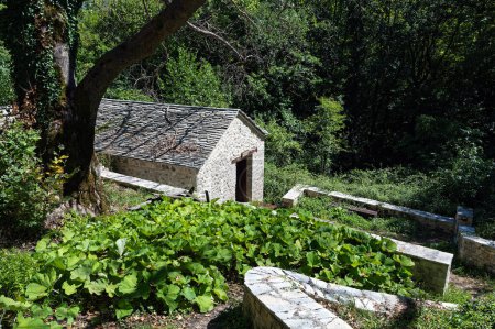Blick auf eine traditionelle Steinwassermühle in der Nähe des Dorfes Amarantos am Berg Gramos in Nordgriechenland