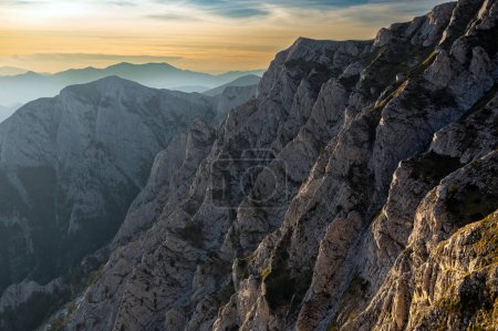Berglandschaft mit Sonnenuntergang auf dem Berg Falakro nahe der Stadt Drama in Mazedonien, Griechenland