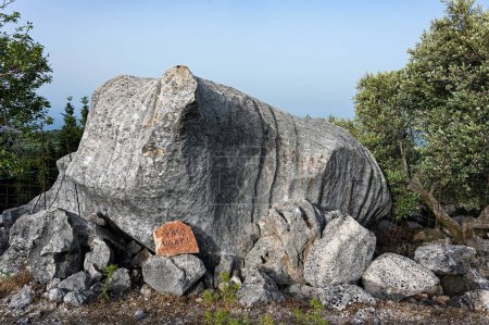Riesiger Monolith nahe dem Dorf Anogi auf der Insel Ithaka in Epirus, Griechenland