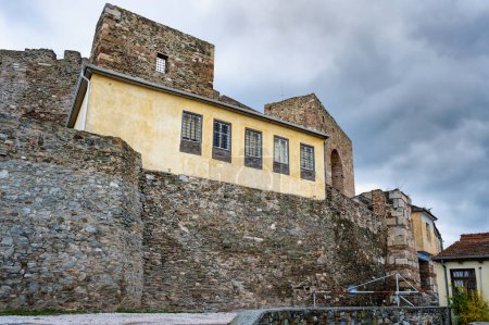Die Heptapyrgion oder Yedikule (Sieben Türme), eine ehemalige Festung, später Gefängnis und heute Museum in Thessaloniki, Griechenland. Blick auf einen Teil der Mauern und ein Gebäude.