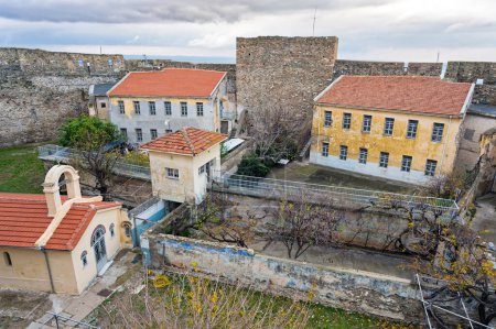 Die Heptapyrgion oder Yedikule (Sieben Türme), eine ehemalige Festung, später Gefängnis und heute Museum in Thessaloniki, Griechenland. Blick auf die Gebäude des Gefängnisses und einen Teil der Mauern.