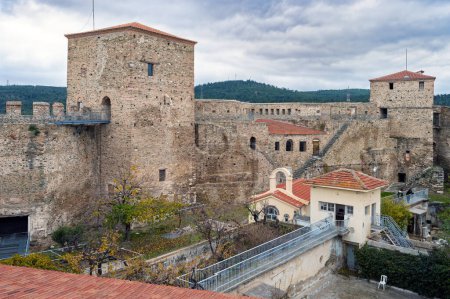 El Heptapyrgion o Yedikule (Siete Torres), una antigua fortaleza, más tarde una prisión y ahora un museo en Tesalónica, Grecia. Vista panorámica de las murallas y la iglesia de la prisión.