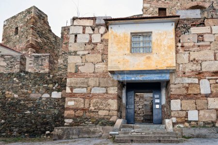 Die Heptapyrgion oder Yedikule (Sieben Türme), eine ehemalige Festung, später Gefängnis und heute Museum in Thessaloniki, Griechenland. Blick auf das Haupttor und einen Teil der Mauern.