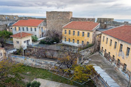 Die Heptapyrgion oder Yedikule (Sieben Türme), eine ehemalige Festung, später Gefängnis und heute Museum in Thessaloniki, Griechenland. Blick auf die Gebäude des Gefängnisses und einen Teil der Mauern.
