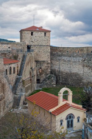 Die Heptapyrgion oder Yedikule (Sieben Türme), eine ehemalige Festung, später Gefängnis und heute Museum in Thessaloniki, Griechenland. Blick auf die Kirche des Gefängnisses und einen Teil der Mauern.