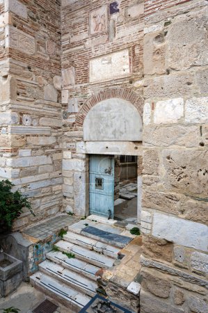 Foto de El Heptapyrgion o Yedikule (Siete Torres), una antigua fortaleza, más tarde una prisión y ahora un museo en Tesalónica, Grecia. Vista de la puerta interior de la fortaleza. - Imagen libre de derechos