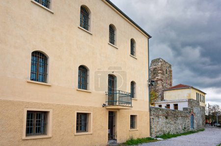 El Heptapyrgion o Yedikule (Siete Torres), una antigua fortaleza, más tarde una prisión y ahora un museo en Tesalónica, Grecia. Vista del edificio exterior y parte de las paredes.