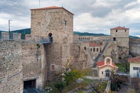 Die Heptapyrgion oder Yedikule (Sieben Türme), eine ehemalige Festung, später Gefängnis und heute Museum in Thessaloniki, Griechenland. Blick auf die Mauern und die Kirche des Gefängnisses.