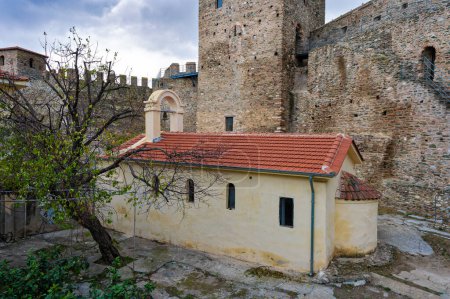 Foto de El Heptapyrgion o Yedikule (Siete Torres), una antigua fortaleza, más tarde una prisión y ahora un museo en Tesalónica, Grecia. Vista de la iglesia de la prisión y parte de las paredes. - Imagen libre de derechos