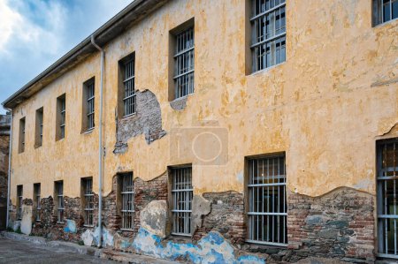 Foto de El Heptapyrgion o Yedikule (Siete Torres), una antigua fortaleza, más tarde una prisión y ahora un museo en Tesalónica, Grecia. Vista de uno de los principales edificios de la prisión. - Imagen libre de derechos