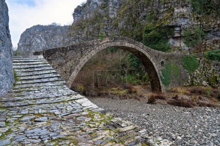 Vista del puente tradicional de piedra Kokkorou cerca del pueblo de Kipi en Zagori de Epiro, Grecia