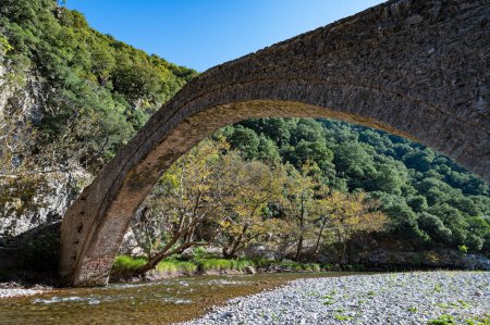 Blick auf die historische Steinbrücke von Viniani im Agrafa-Gebirge in Mittelgriechenland