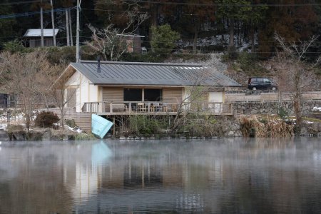 Téléchargez les photos : Yufuin, Japon - 26 JANVIER 2023 : Le restaurant vintage paysage est magnifique et vue sur la nature lac à Kinrin lac, Yufuin, Japon - en image libre de droit