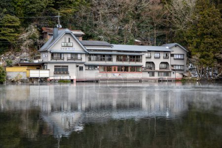 Téléchargez les photos : Yufuin, Japon - 26 JANVIER 2023 : Le restaurant vintage paysage est magnifique et vue sur la nature lac à Kinrin lac, Yufuin, Japon - en image libre de droit
