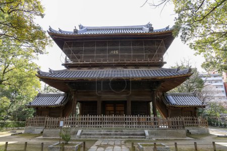 Téléchargez les photos : Fukuoka, Japon - 28 JANVIER 2023 : Le Temple Zen Shofukuji est vieux et célèbre en gion, Fukuoka, Japon - en image libre de droit