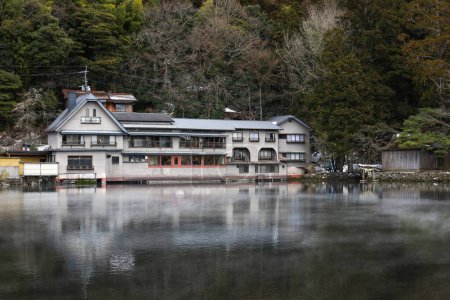 Téléchargez les photos : Le restaurant vintage paysage est magnifique et vue sur la nature lac à Kinrin lac, Yufuin, Japon - en image libre de droit