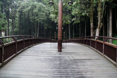 La belle passerelle vintage du bois à Taiwan
