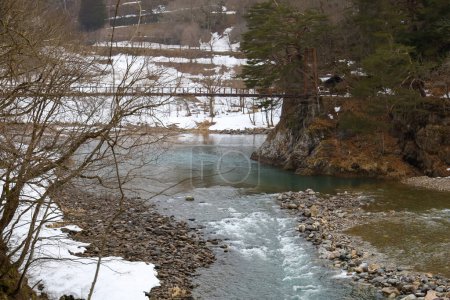 La vue du paysage rivière shirakawago en hiver
