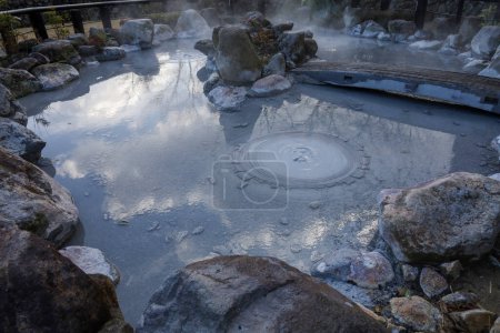 Oniishi bozu jigoku est un point de repère à Beppu, Japon. la piscine de boue grise